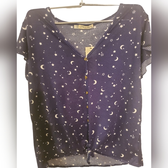⭐️🌙All in love button down top size large - Picture 1 of 4